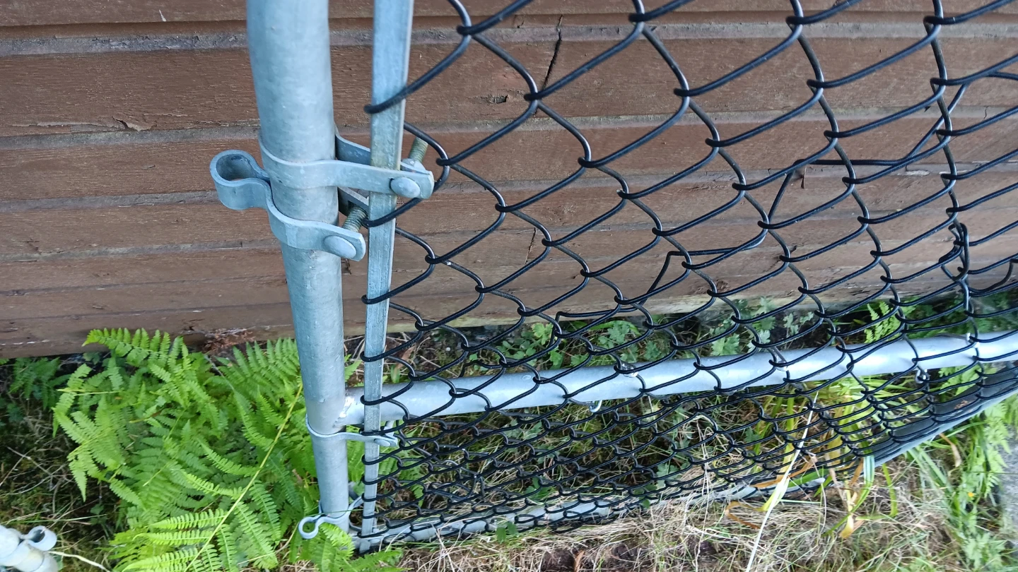 Chain link fence gate - photo 4