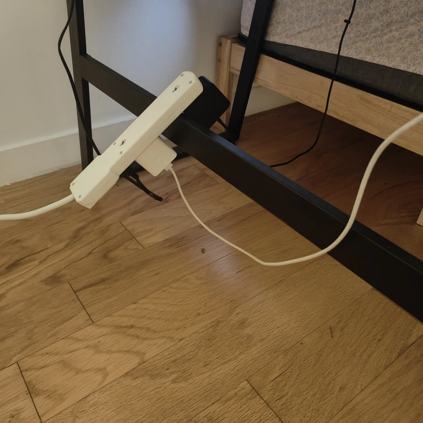 Desk with built-in grommet - photo 3