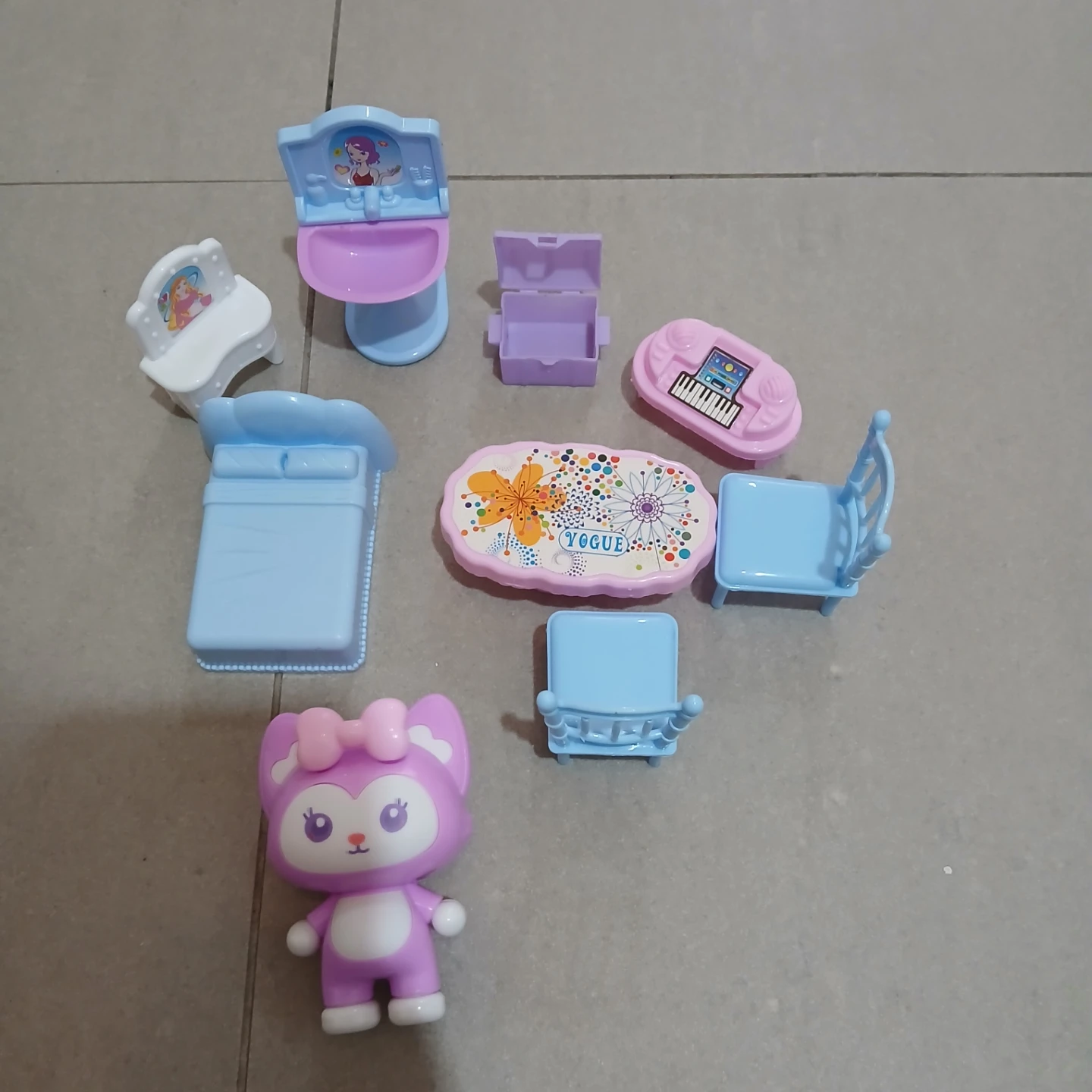 ⚽ Dollhouse Furniture & Figure Set - photo 3