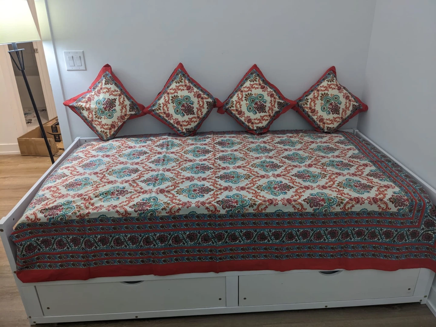 Daybed with two twin matresses