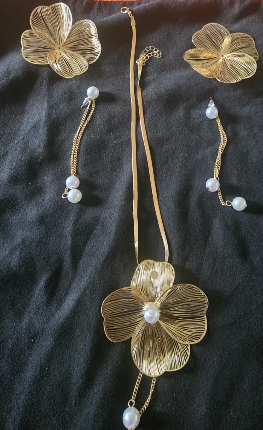 New Gold Flower Necklace and Earrings Set with Pearls - photo 3