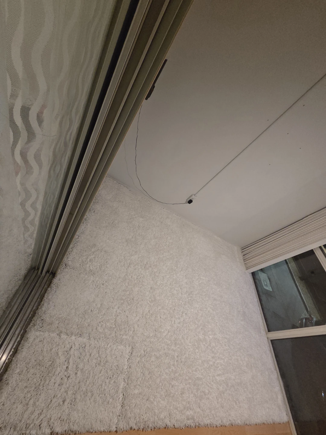 White Shag Rug with cushion - photo 2