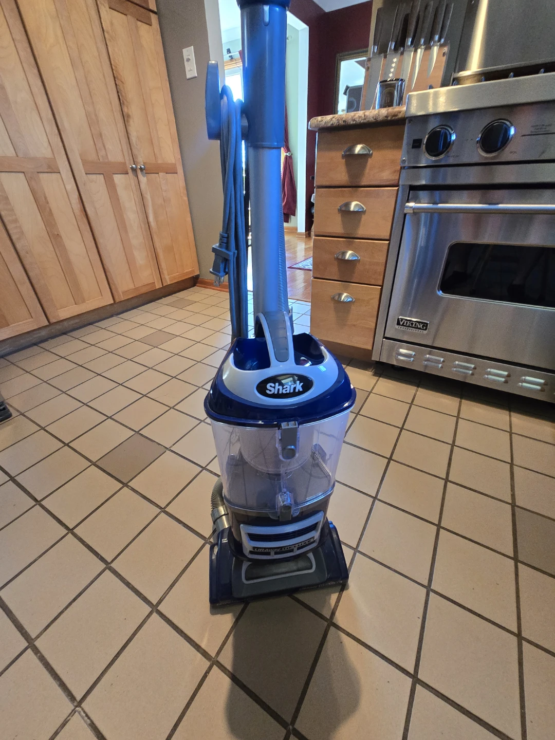 Shark Navigator Lift-Away Deluxe Vacuum Cleaner - photo 2