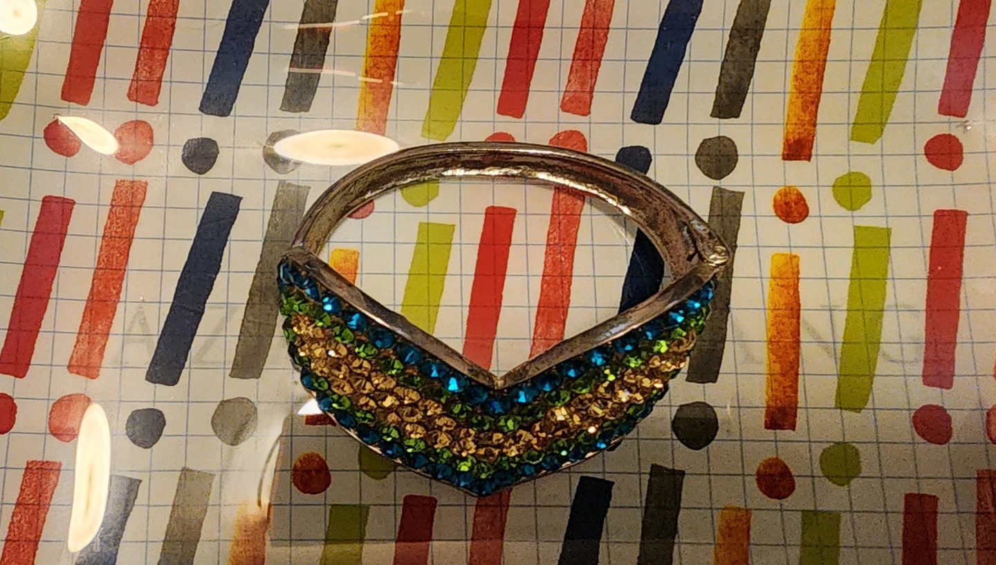Sparkly V-Shaped Heart Bracelet - photo 2