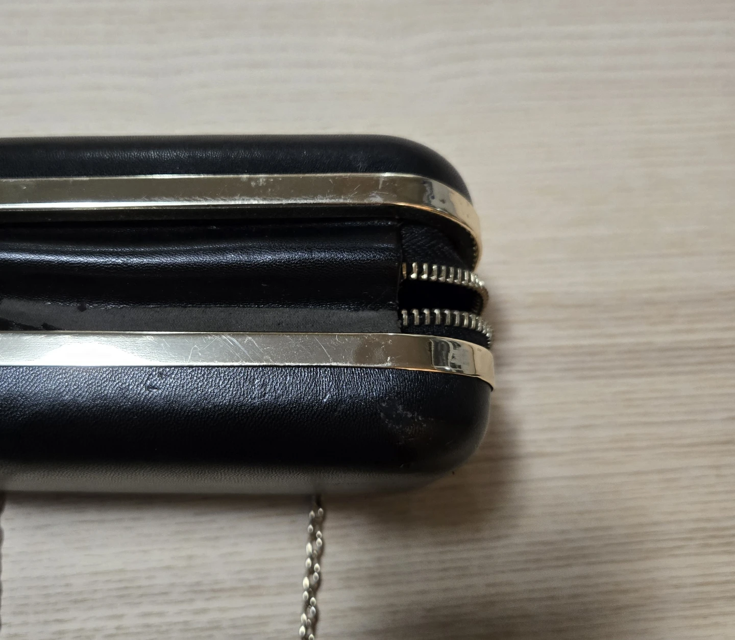 Black small clutch with chain strap - photo 5