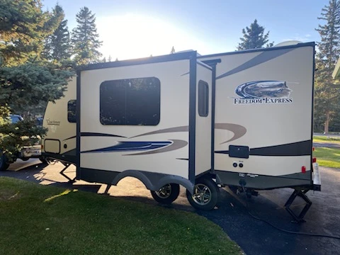 Coachmen Freedom Express Travel Trailer - photo 2
