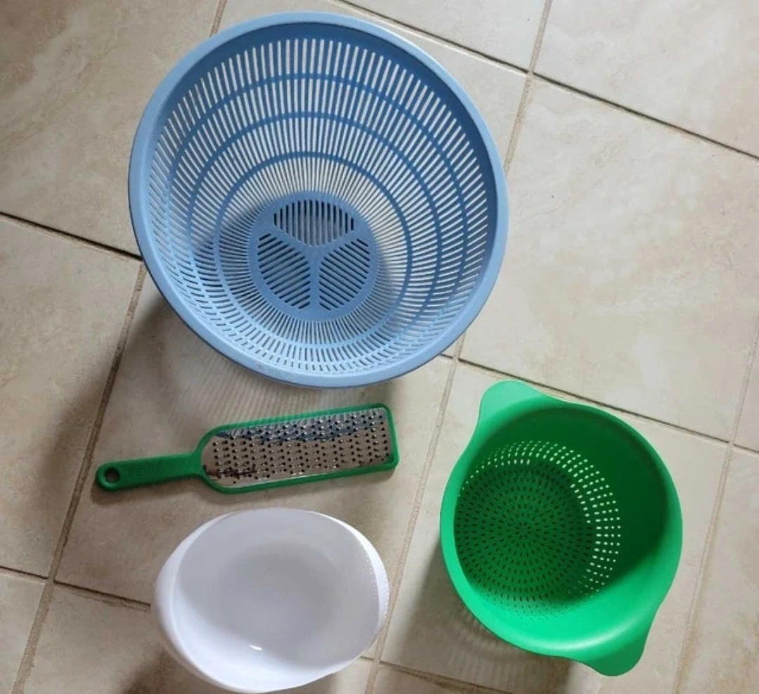 $10 Kitchen Colander and Grater Set
