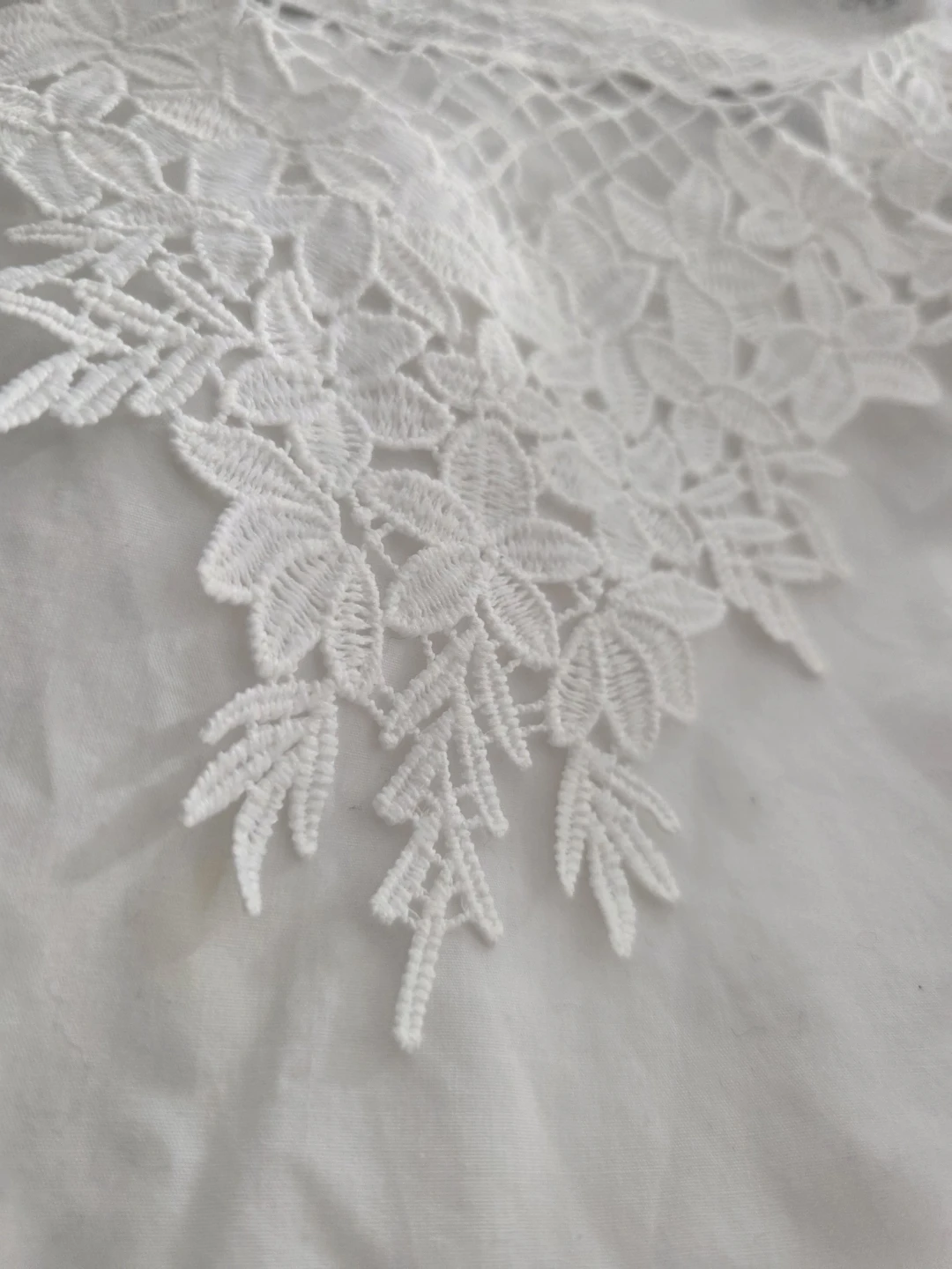 [LAST WEEK - To be donated on Sat] White blouse with lacy design - photo 2