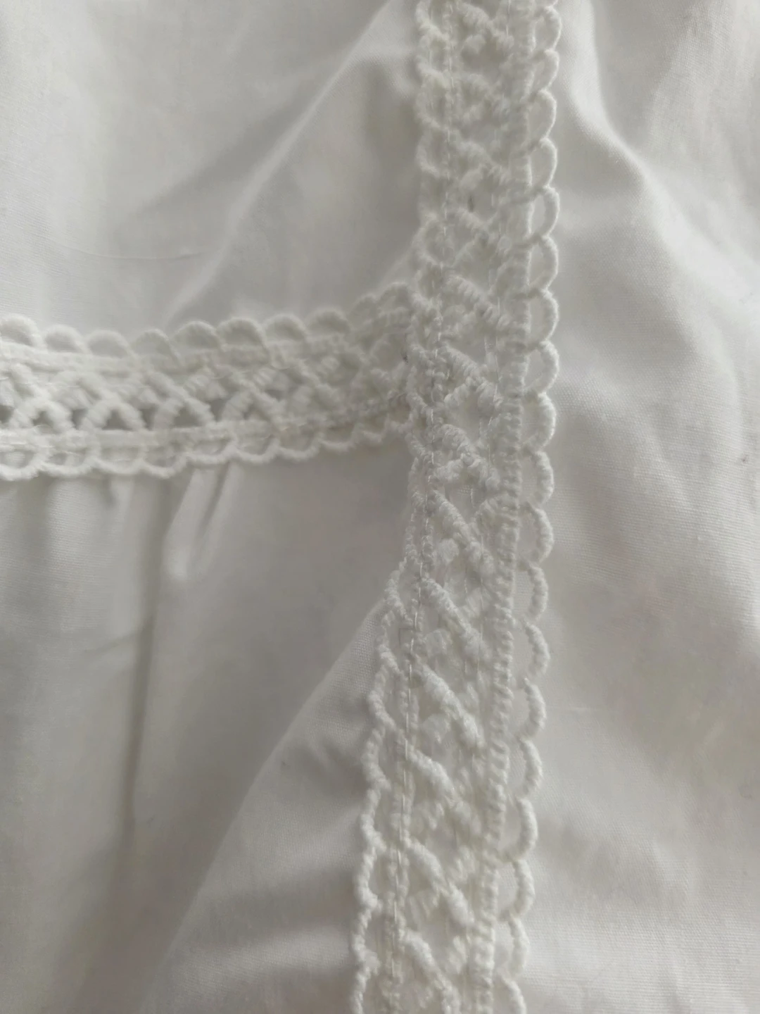 [LAST WEEK - To be donated on Sat] White blouse with lacy design - photo 3