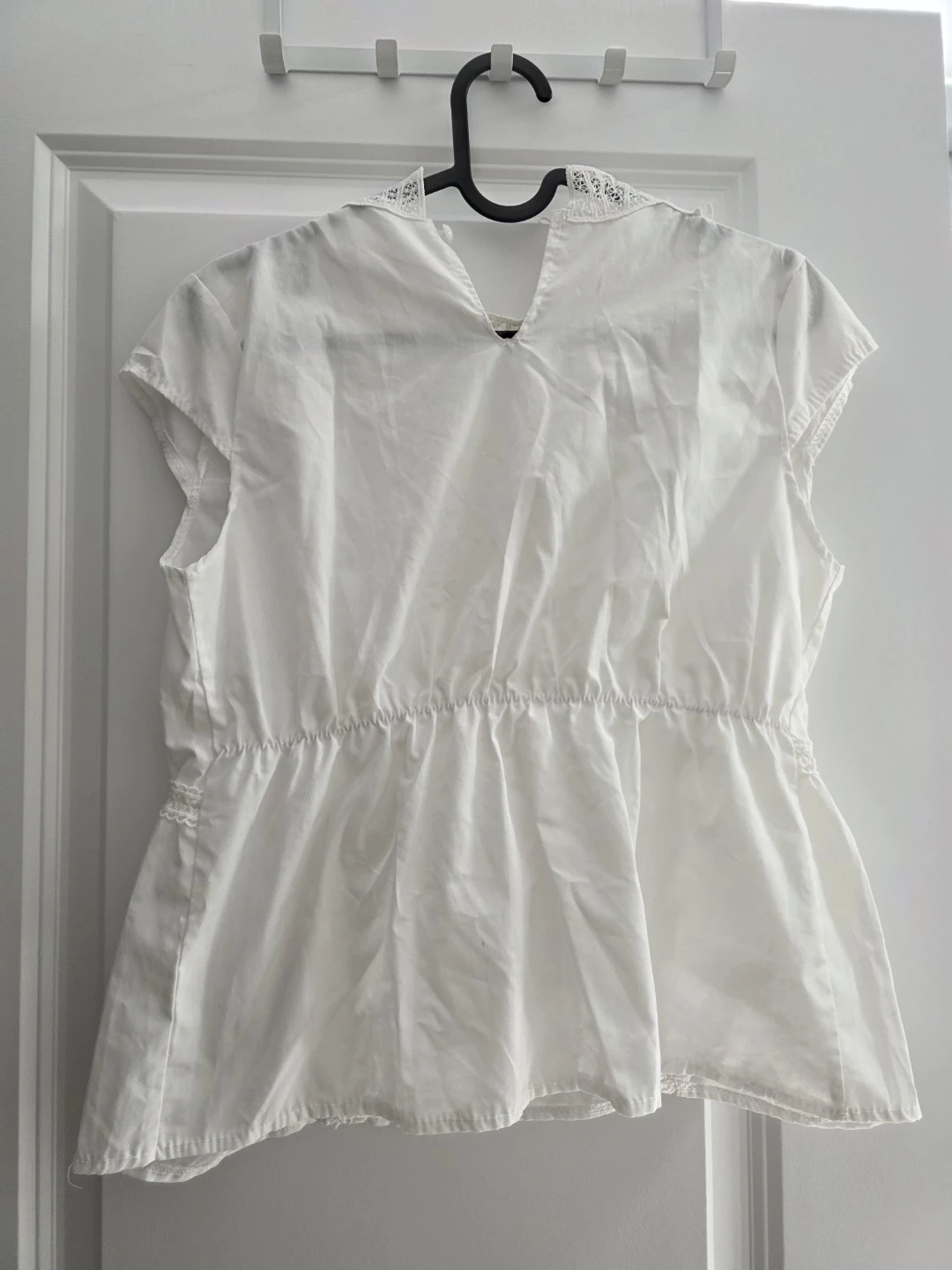 [LAST WEEK - To be donated on Sat] White blouse with lacy design - photo 4