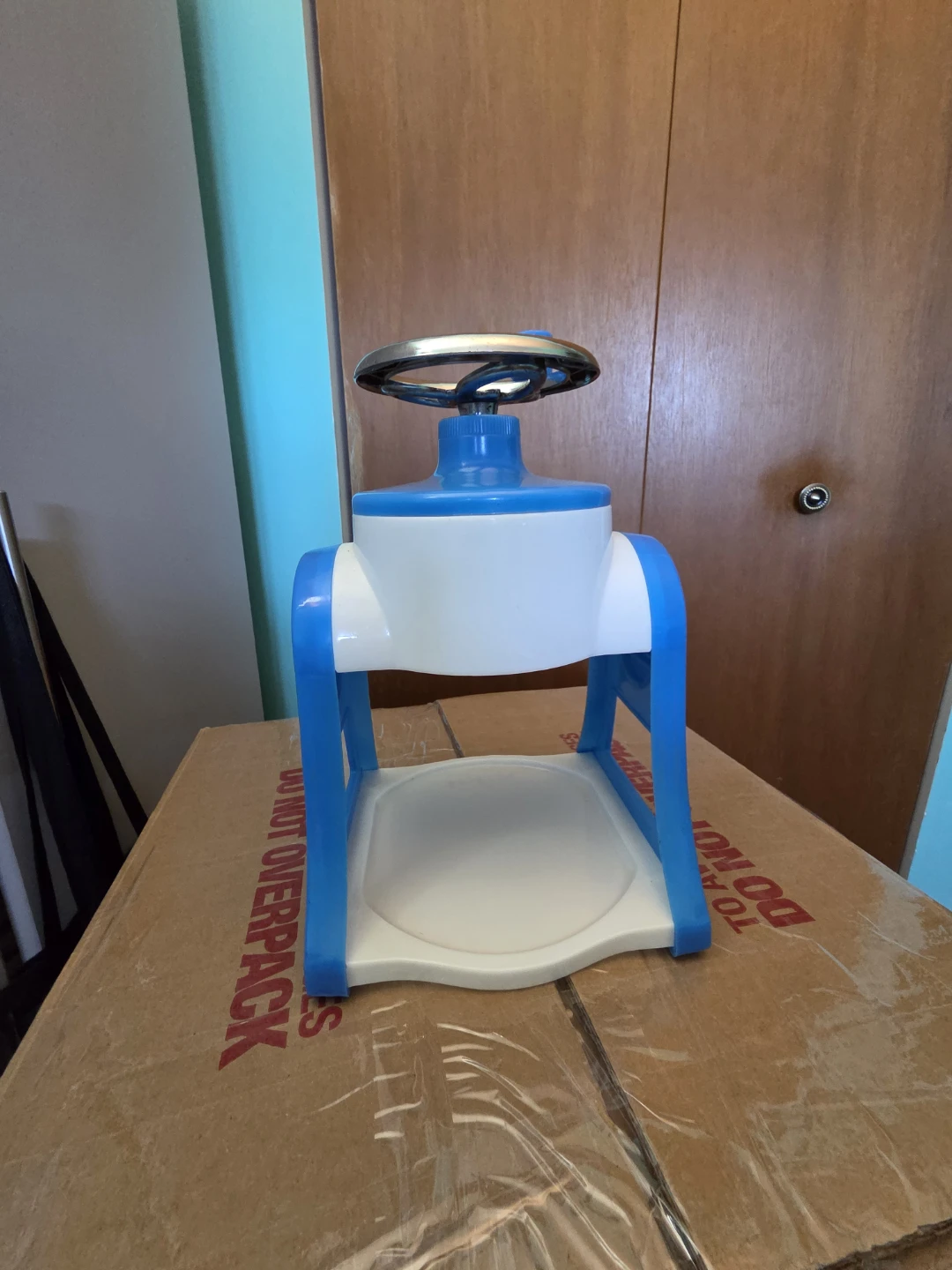 Blue and White Manual Ice Shaver