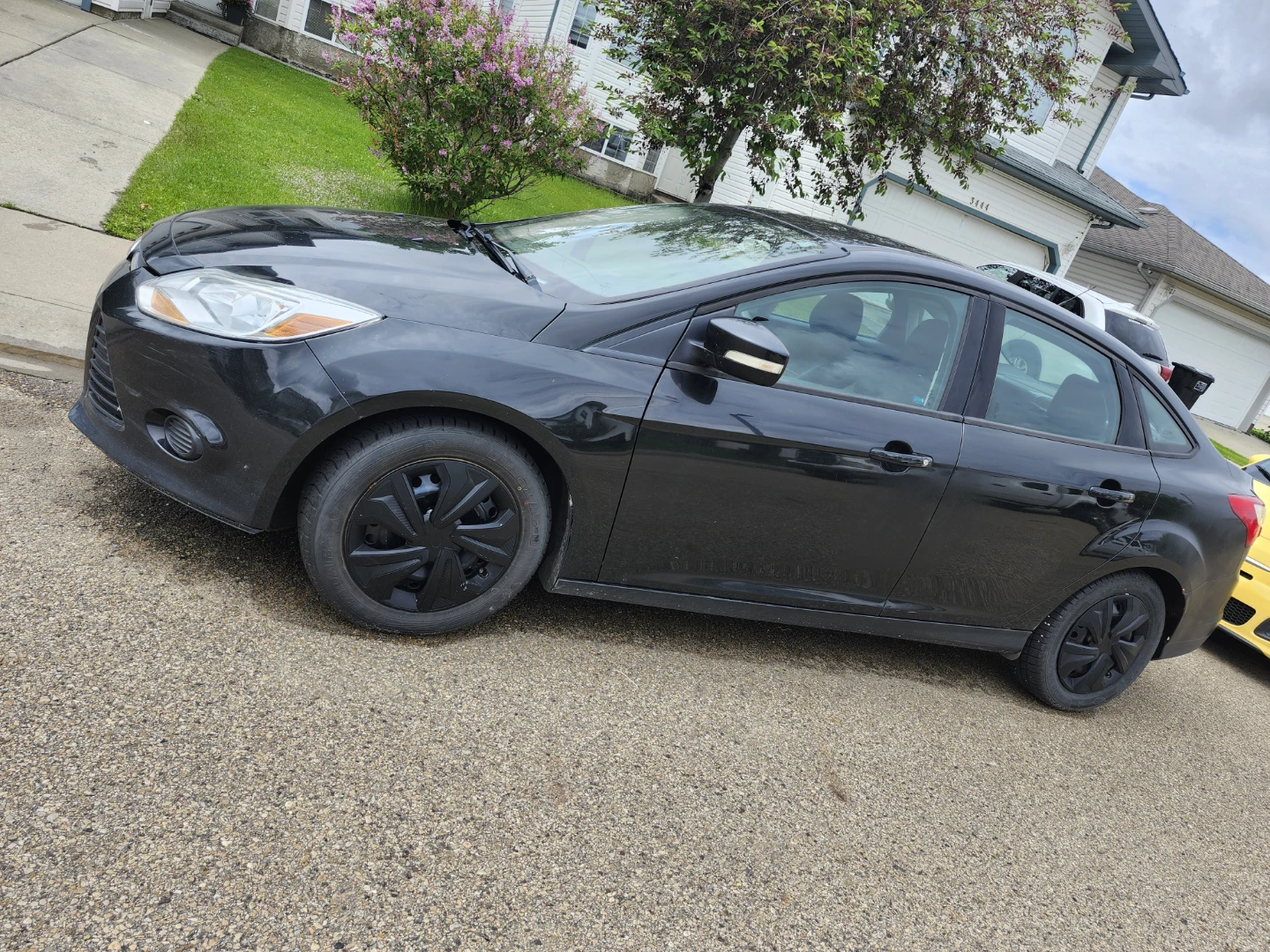 Black Ford Focus Sedan - photo 2