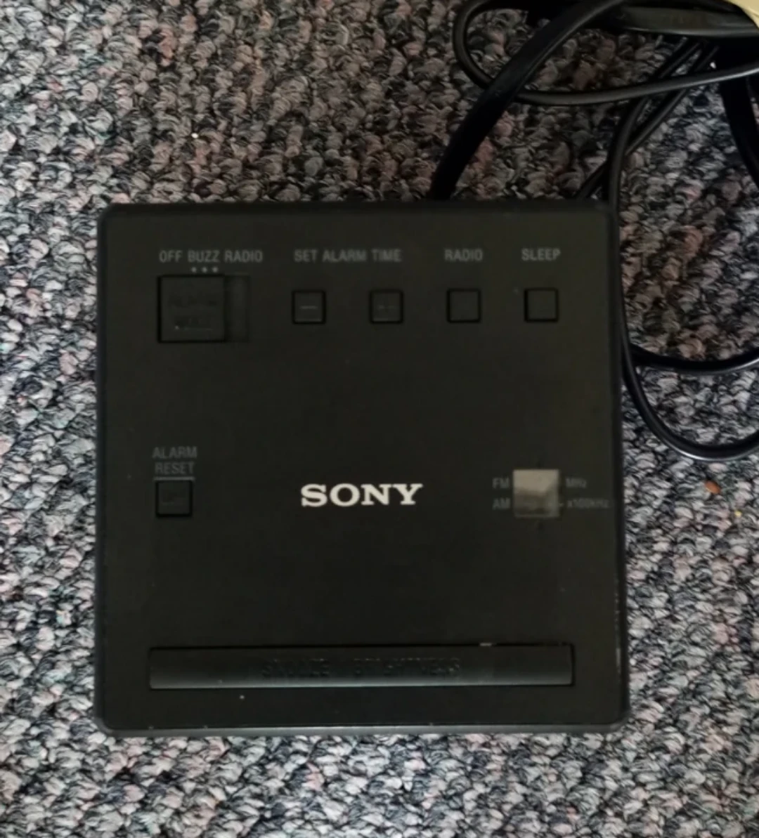 Sony Cube Alarm Clock Radio - photo 2