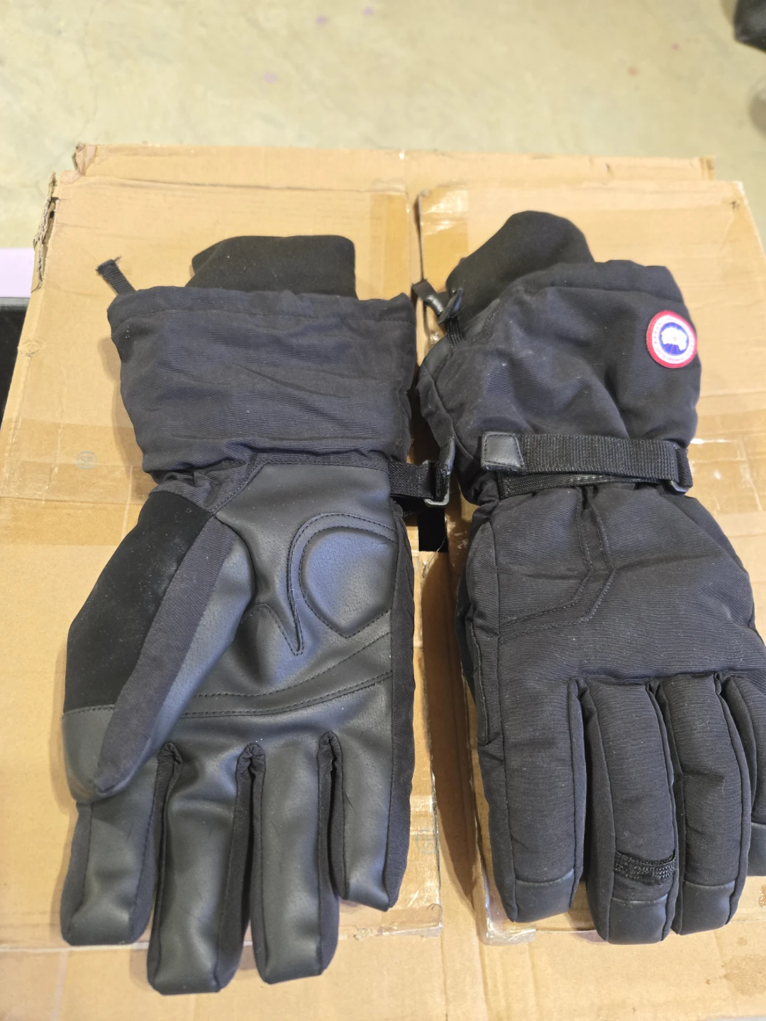 Canada Goose Black Ski Gloves - photo 2