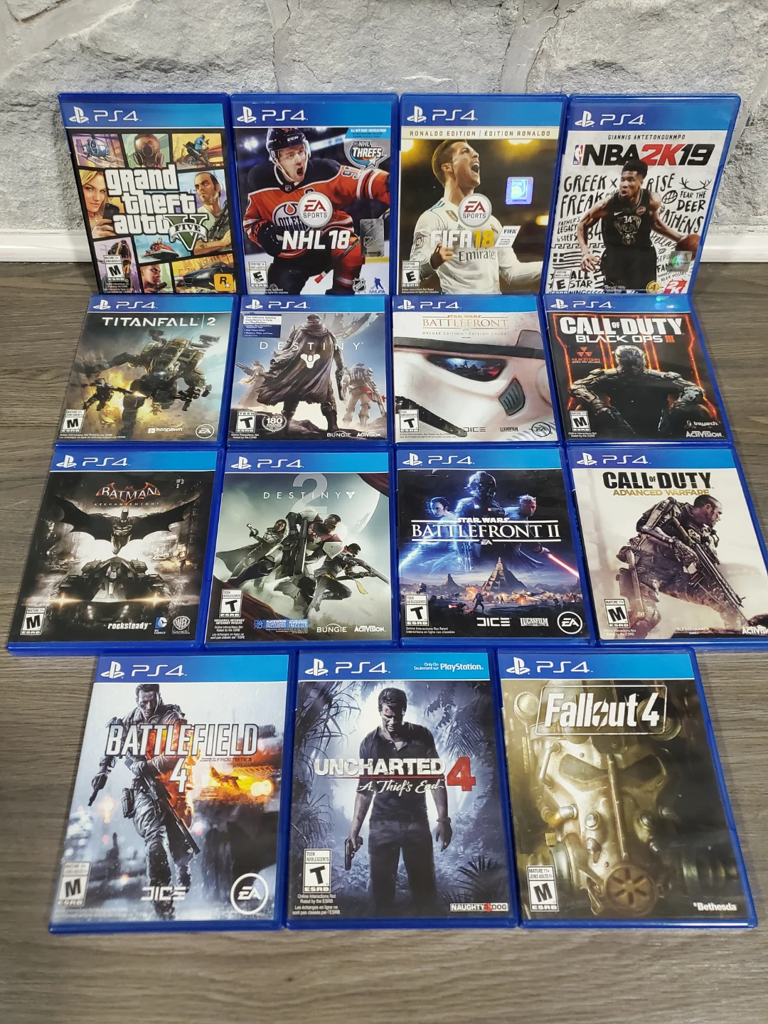 PS4 consol - 14 Games - 2 controllers