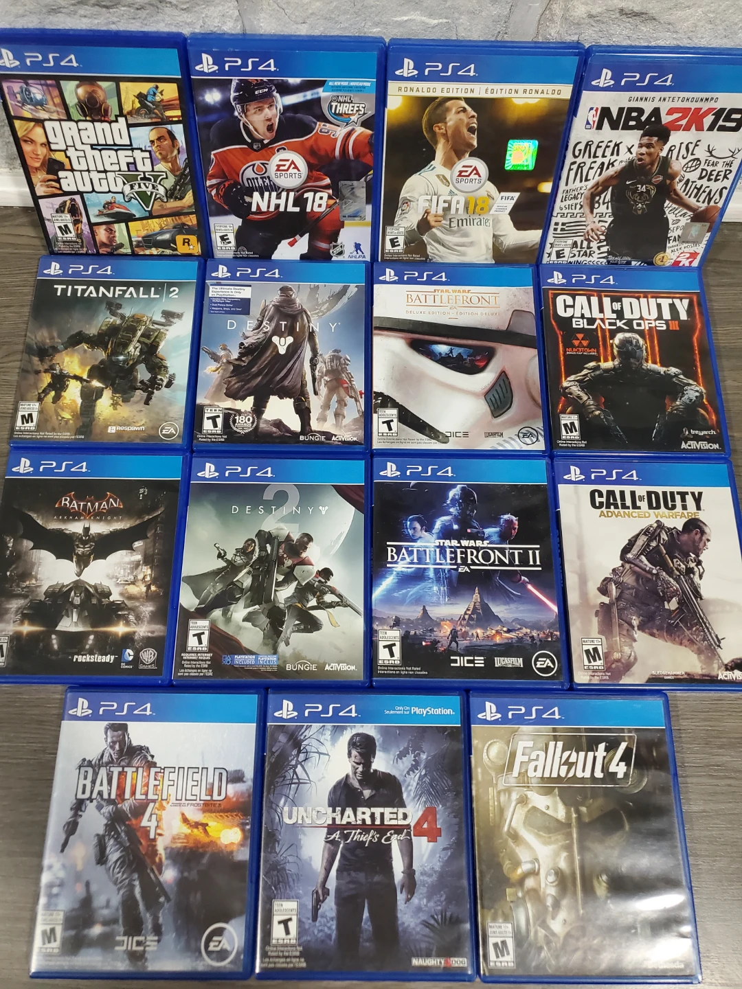 PS4 consol - 14 Games - 2 controllers - photo 2
