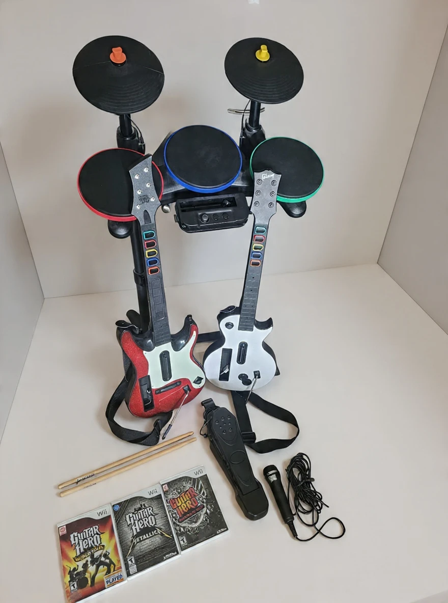 Nintendo Wii Guitar Hero Bundle
