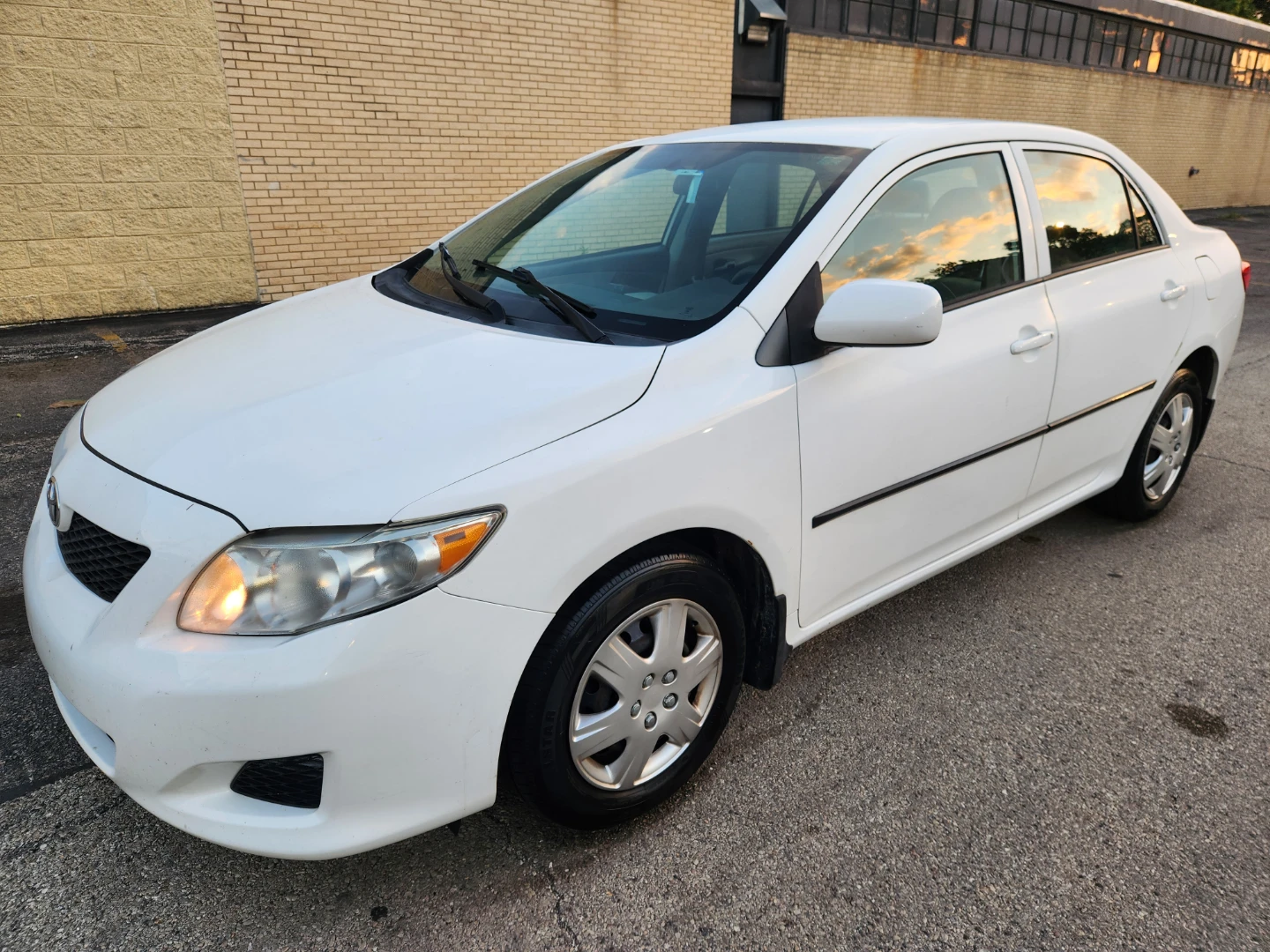 2010 Toyota Corolla LE - photo 2