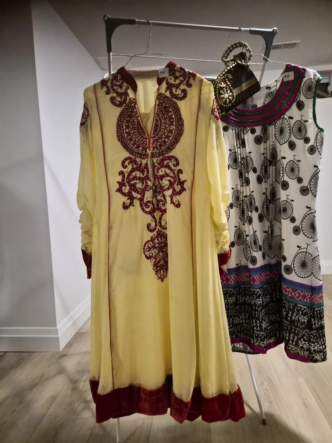 Indian Salwar Kameez Outfit with Dupatta and Bag - photo 4