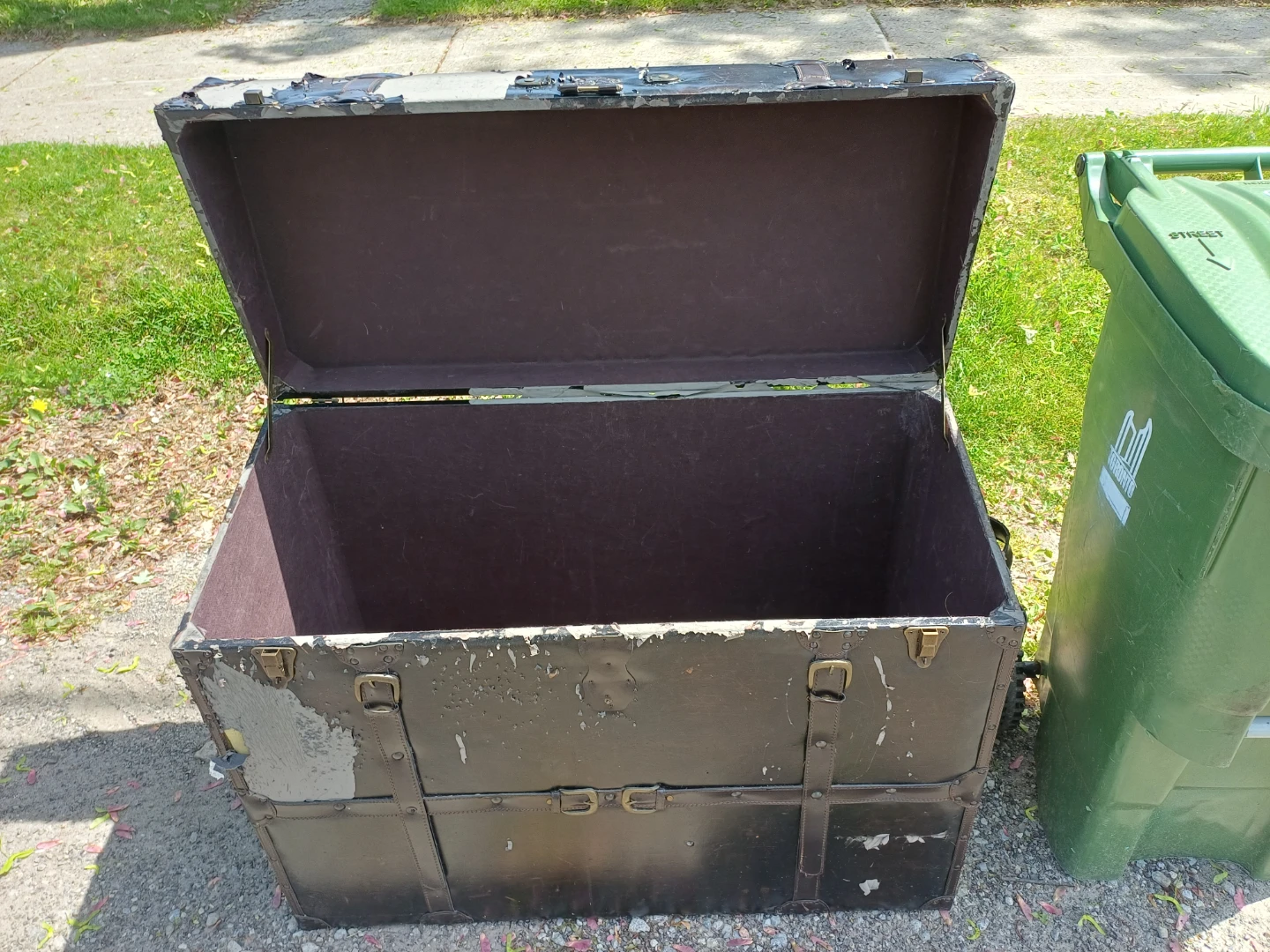 Free Vintage Steamer Trunk Storage Chest - photo 3