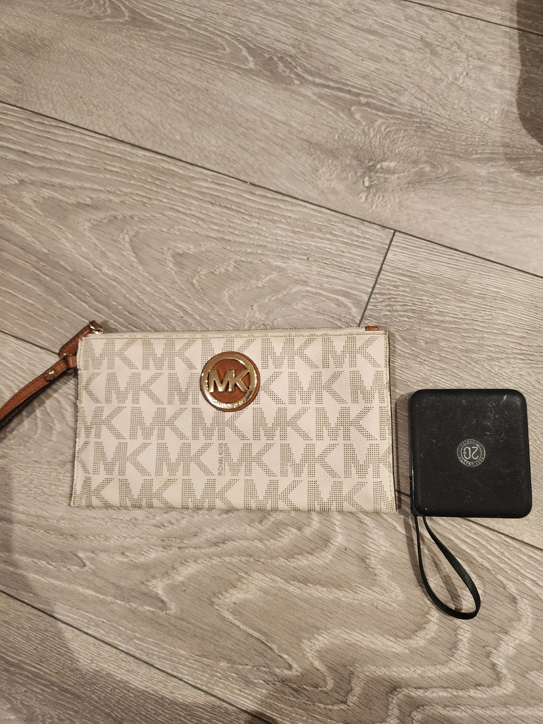 Michael Kors Wristlet - photo 3