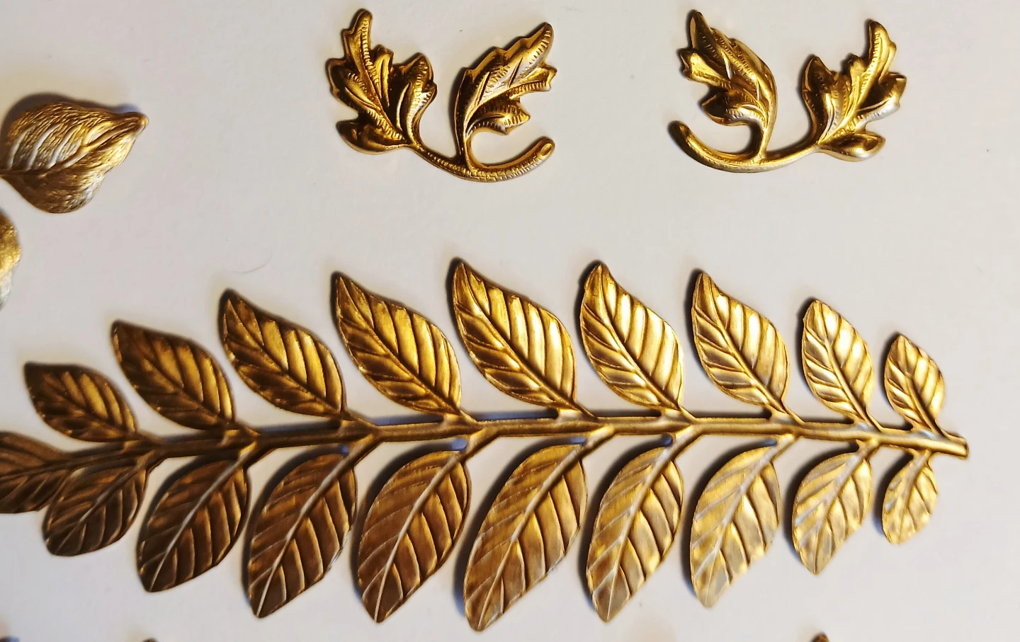 Lot of 8 - Brass Leaf Embellishments filigrees - photo 4
