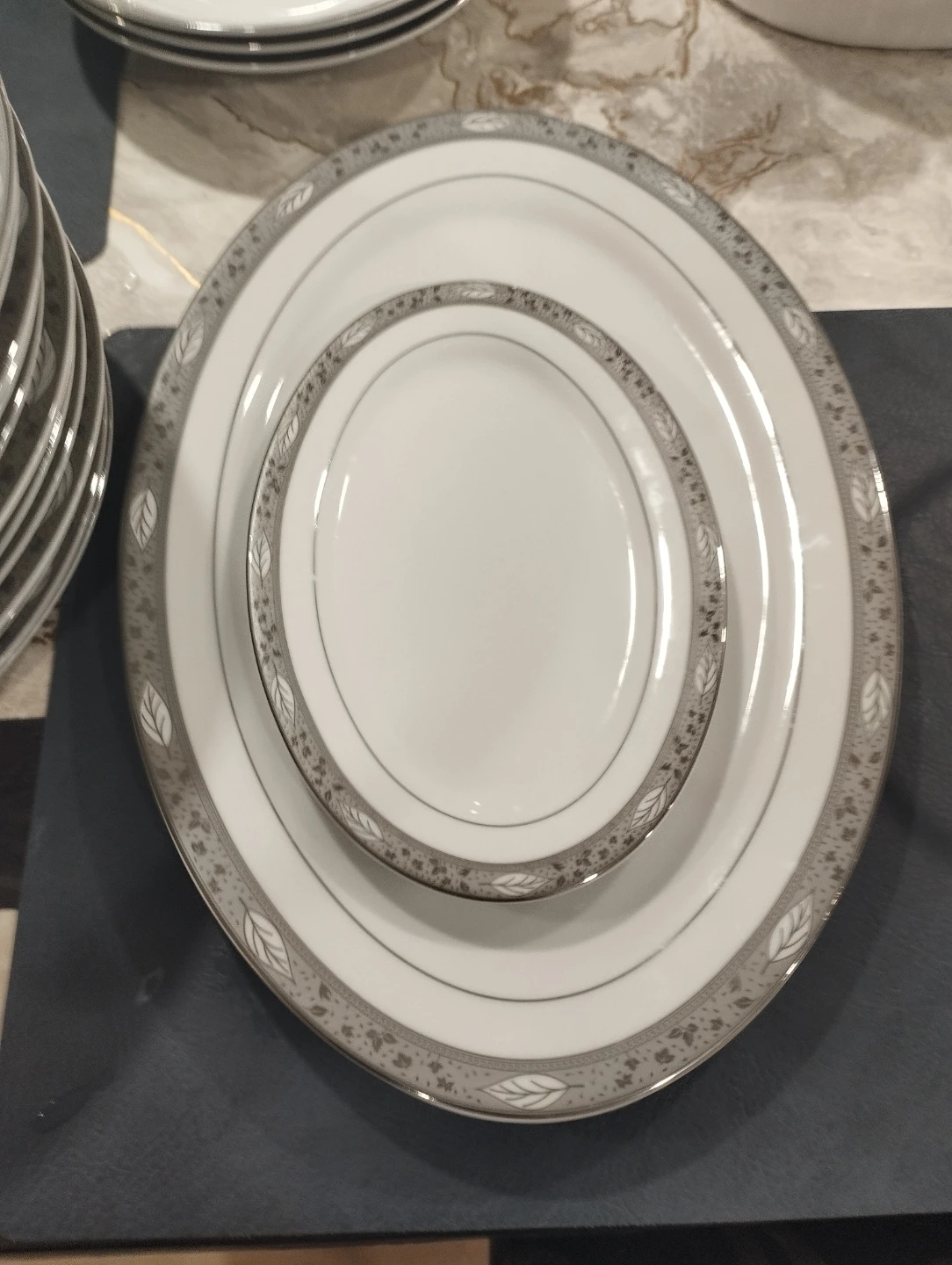 Elegant 12 person dinnerware set - photo 3