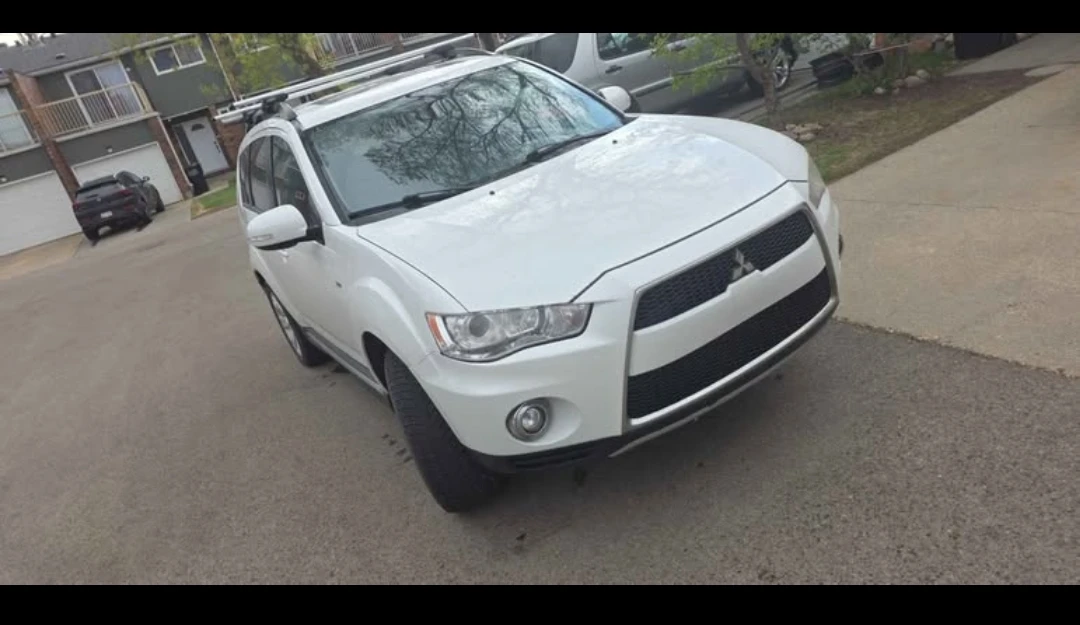 White Mitsubishi Outlander