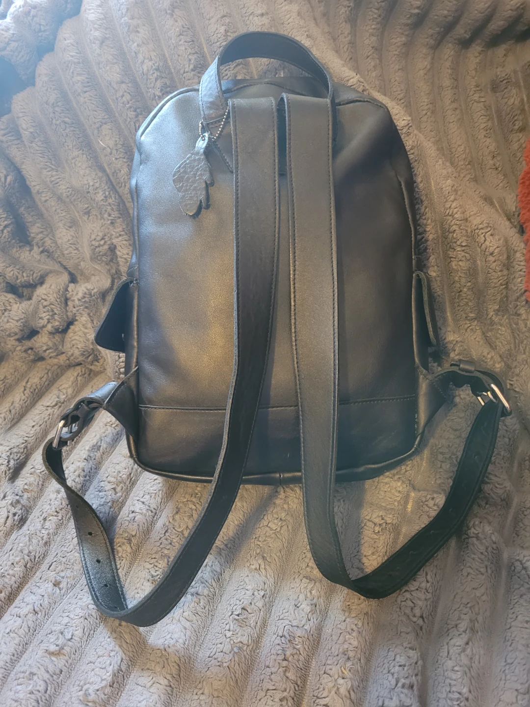 Roots Black Leather Backpack urban chic GUC - photo 2