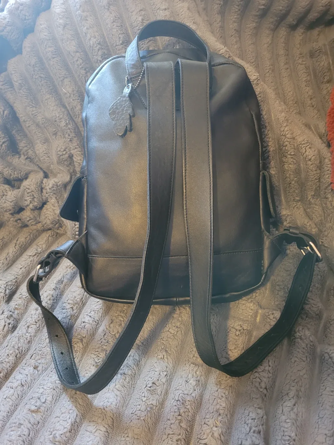 Roots Black Leather Backpack urban chic GUC - photo 2