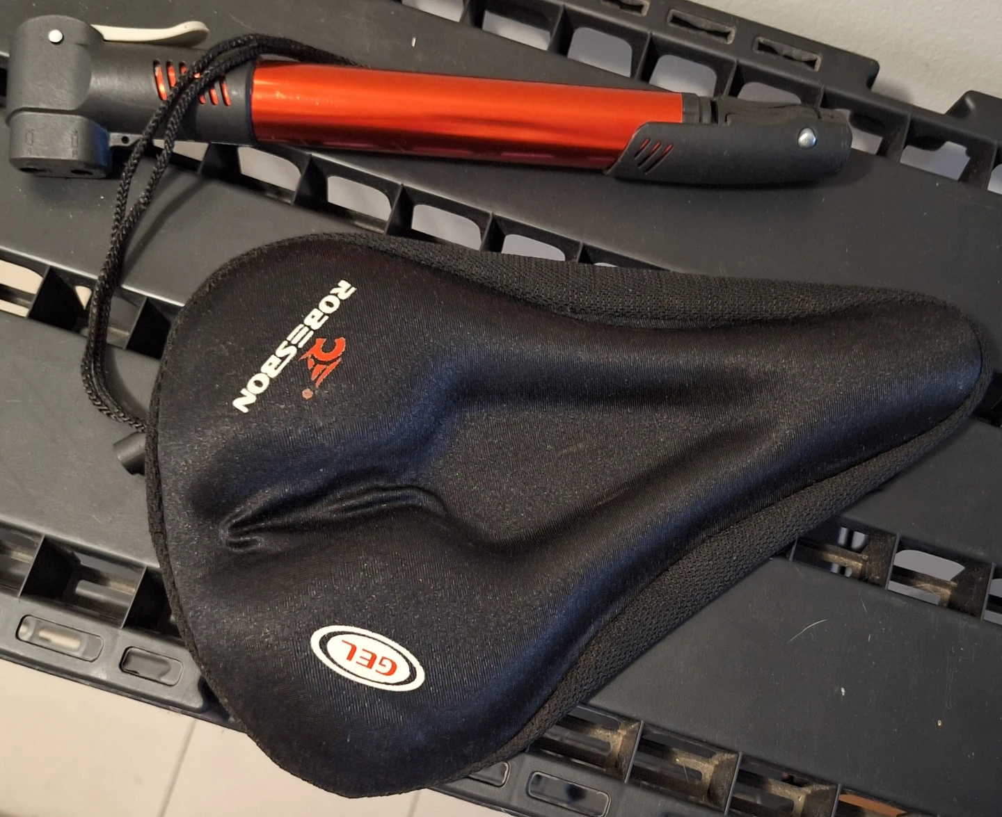 Robson Bike Seat Cover and Pump