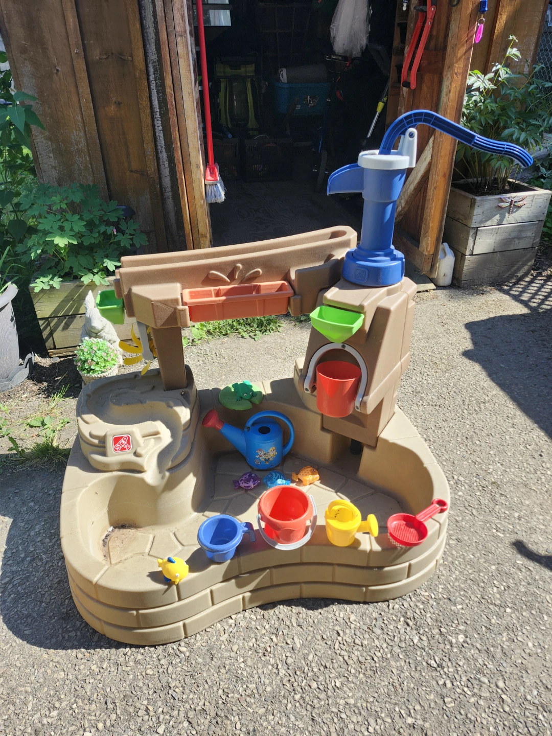 Step 2 Pump & Splash Discovery Pond Water Table