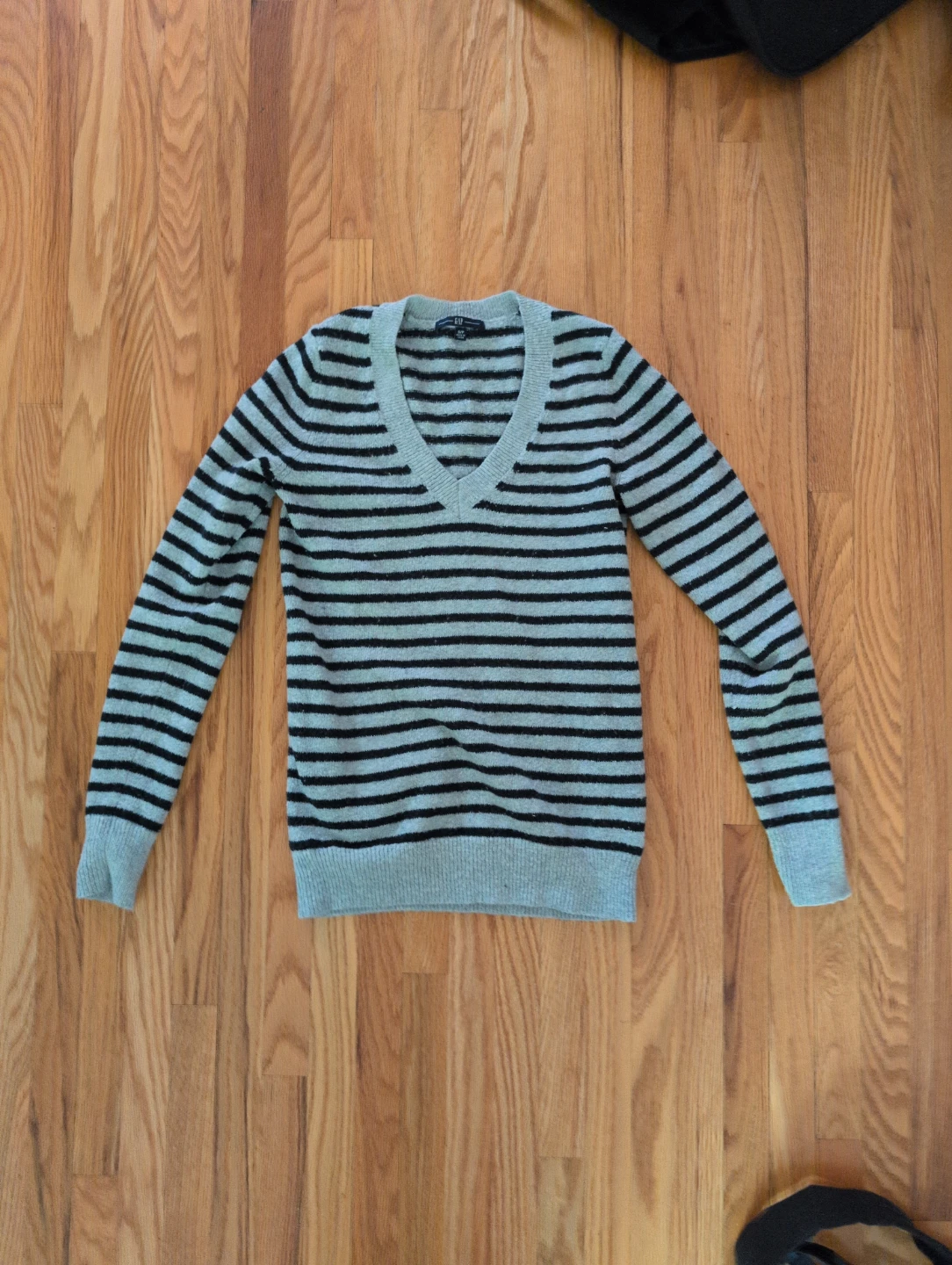Gap Striped V-Neck Sweater ⚽