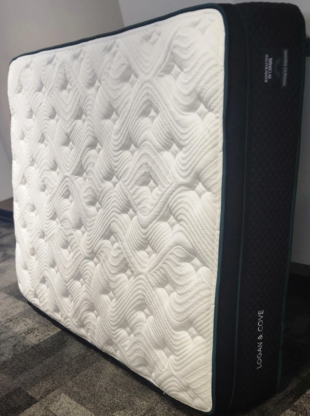 NEW Logan & Cove Frontier Hybrid Mattress Queen
