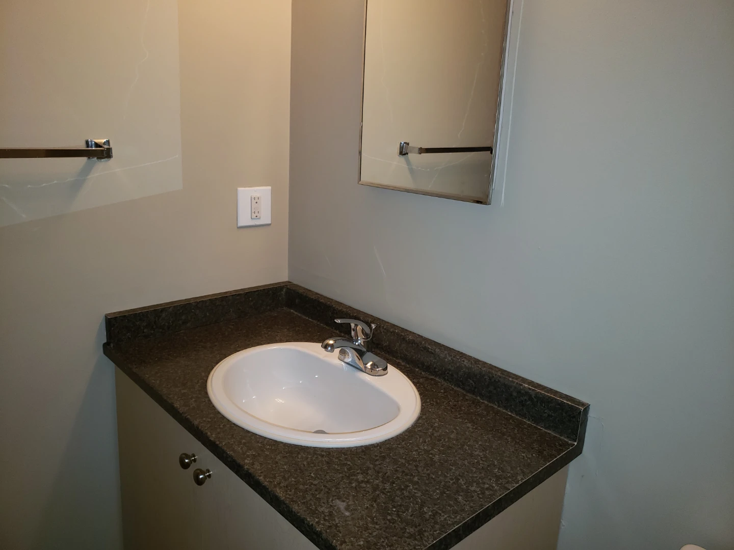 GORGEOUS 2 BEDROOM FOR RENT - photo 2