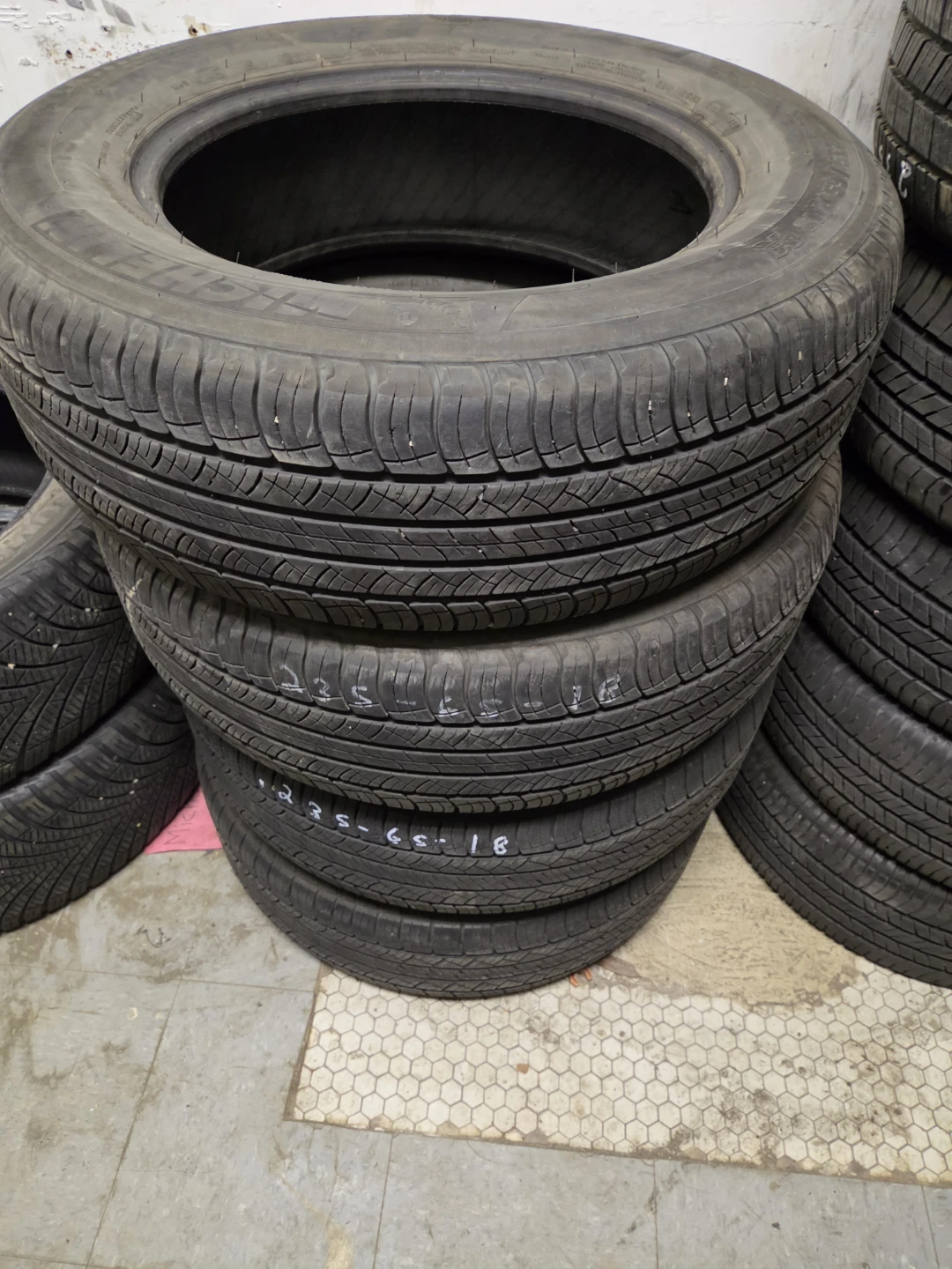 Michelin Latitude Tour Tires 235/65R18