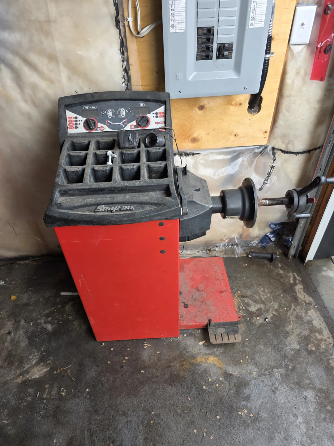 Snap-on Wheel Balancer