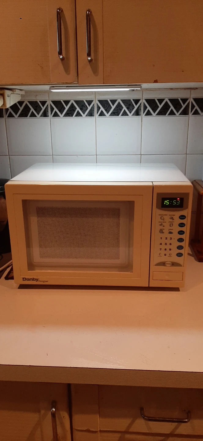 Danby Designer Compact Microwave READ DESCRIPTION ON SIZE