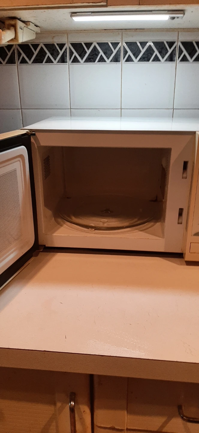 Danby Designer Compact Microwave READ DESCRIPTION ON SIZE - photo 2