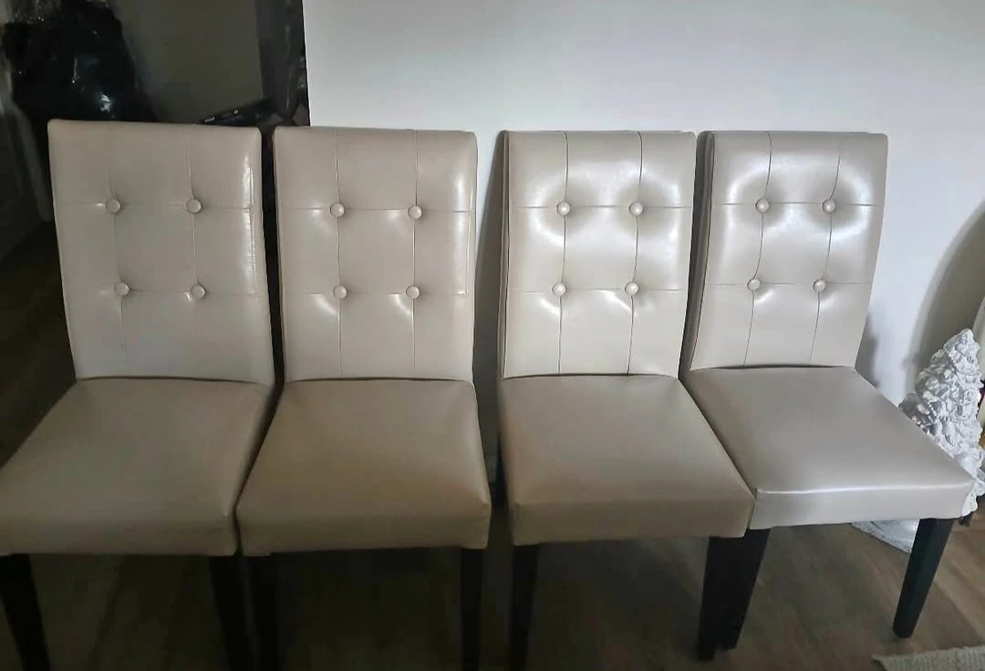 Brand new 4 dining leather chairs in excellent condition