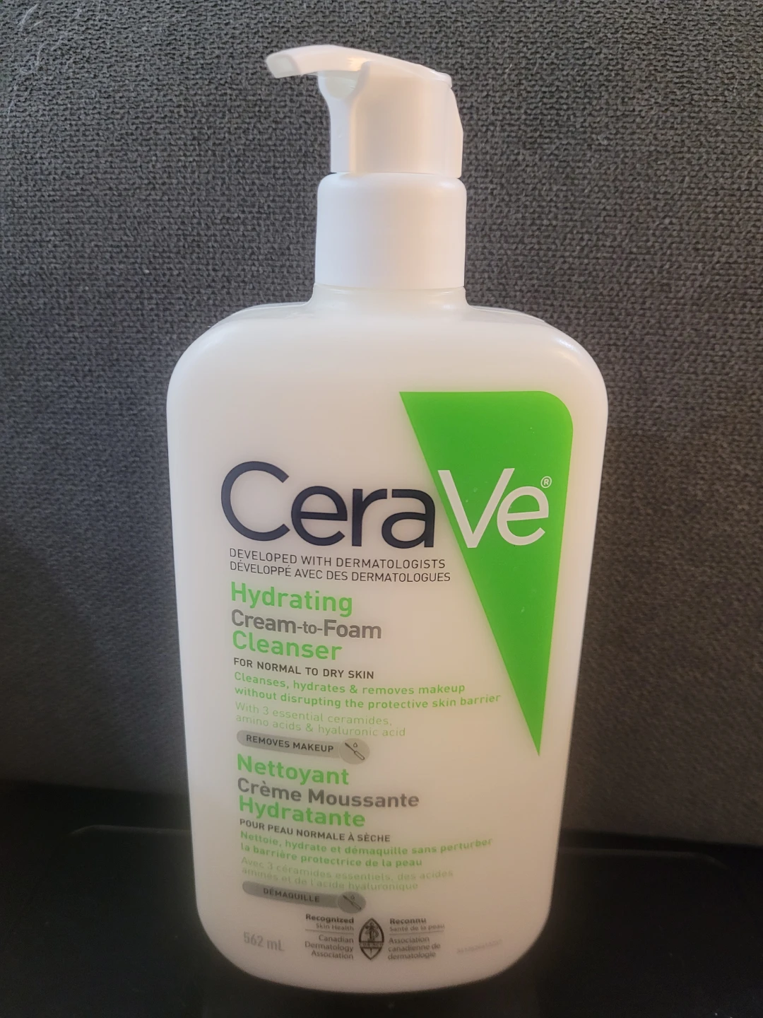 CeraVe Hydrating Cream-to-Foam Cleanser 562 mL