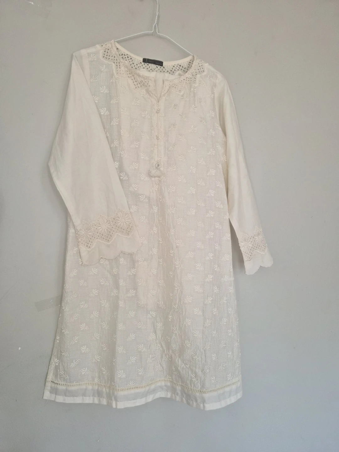 J. Pret White Embroidered Kurti and Pants - Pakistani Set - photo 2