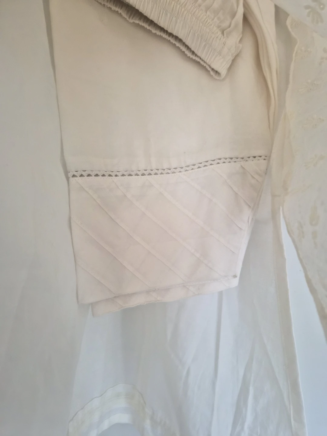 J. Pret White Embroidered Kurti and Pants - Pakistani Set - photo 3