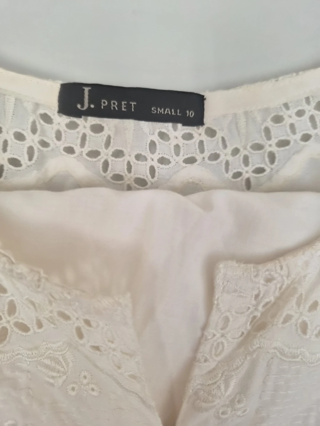 J. Pret White Embroidered Kurti and Pants - Pakistani Set - photo 4