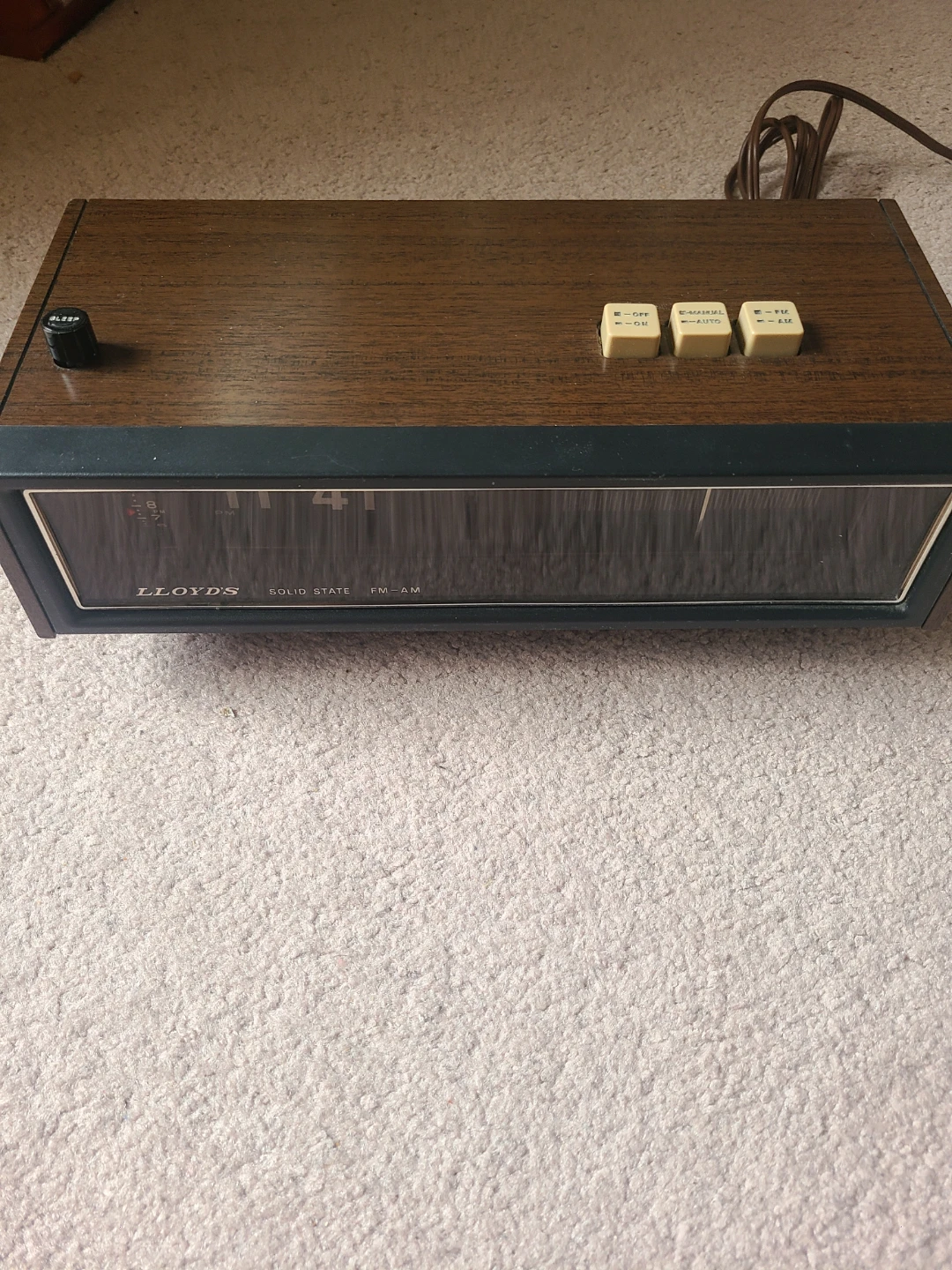 Lloyd's Solid State FM/AM Flip Clock Radio - photo 4