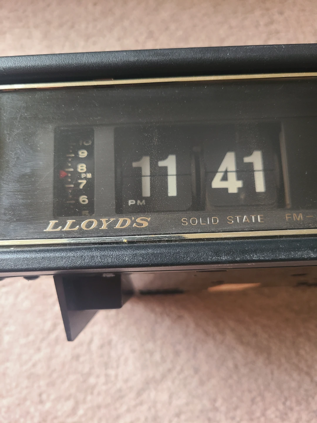 Lloyd's Solid State FM/AM Flip Clock Radio - photo 2