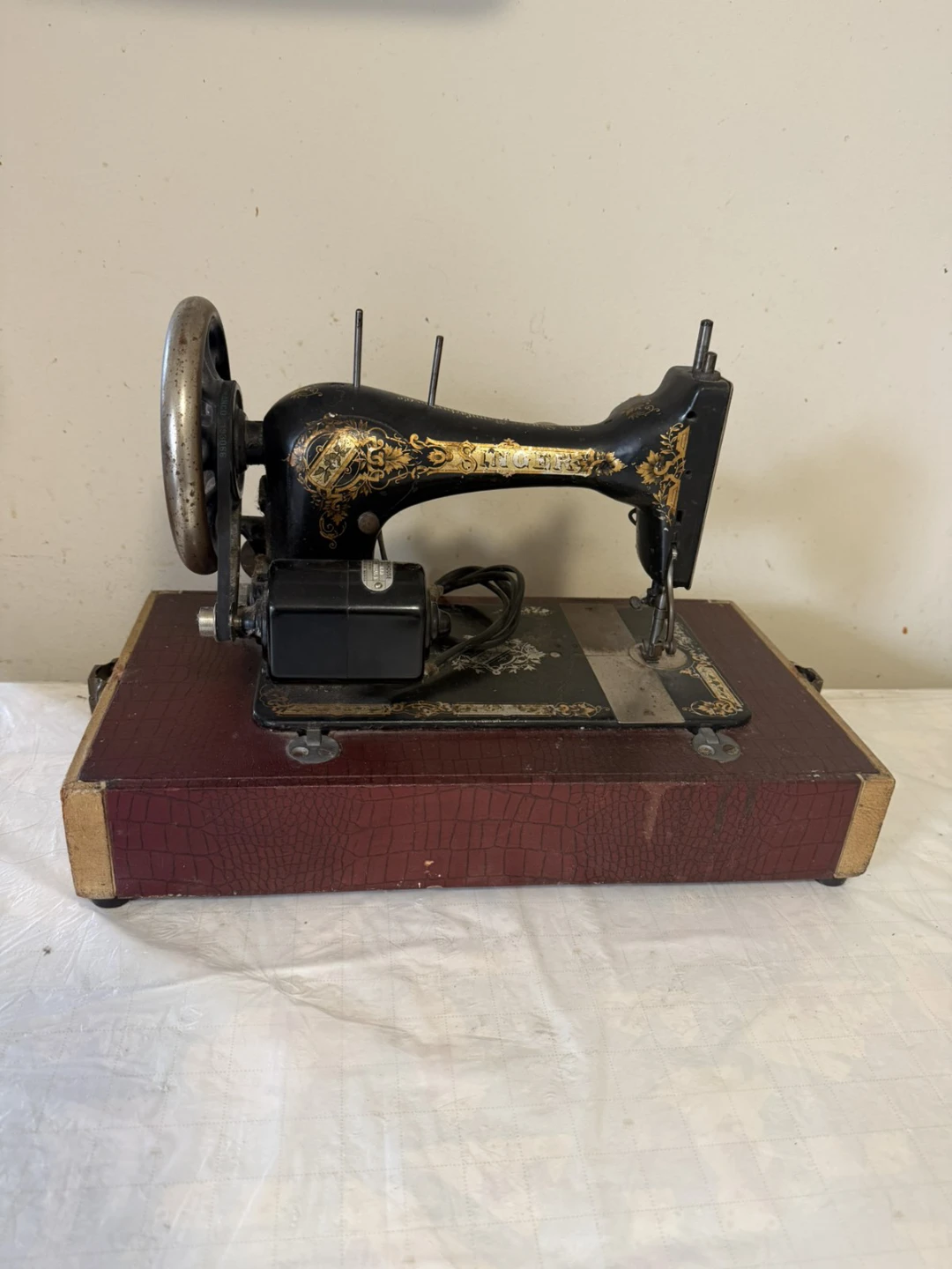 Vintage Singer Sewing Machine - photo 2