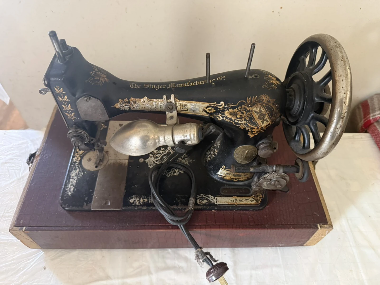 Vintage Singer Sewing Machine - photo 3