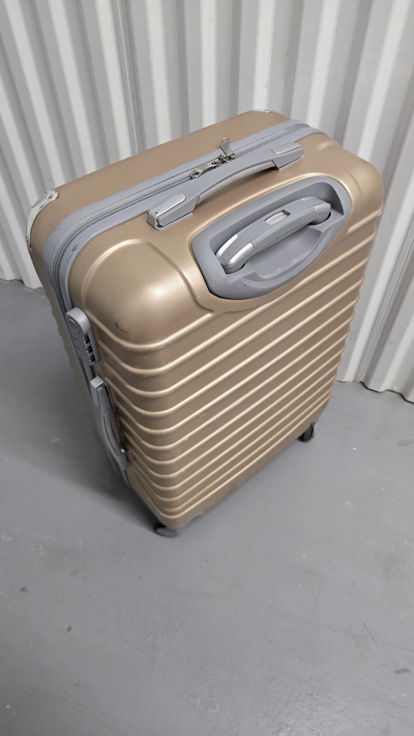 Gold Hardshell Spinner Suitcase - photo 3