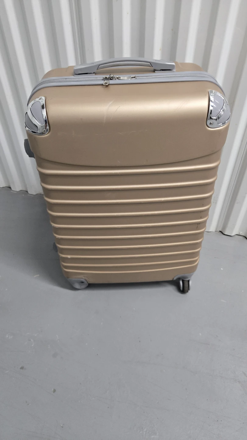 Gold Hardshell Spinner Suitcase - photo 4